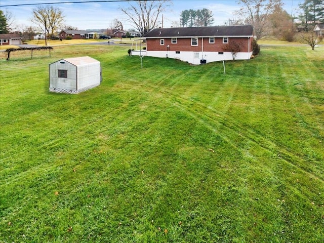 view of yard featuring a storage shed