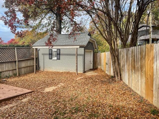 view of yard with an outdoor structure