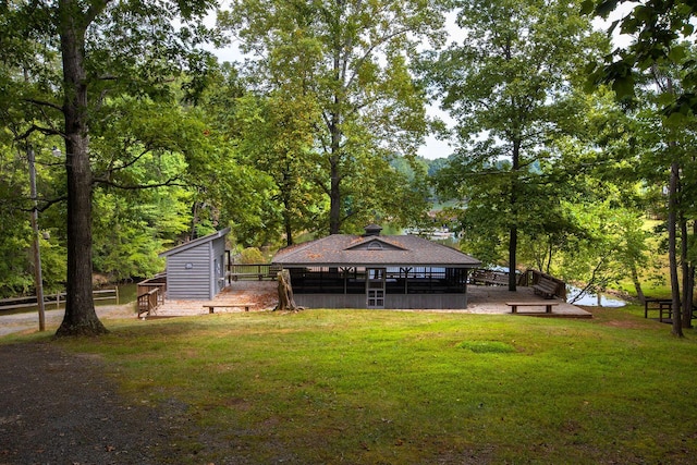 view of yard with an outdoor structure