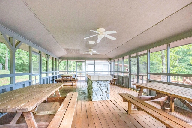 sunroom with ceiling fan