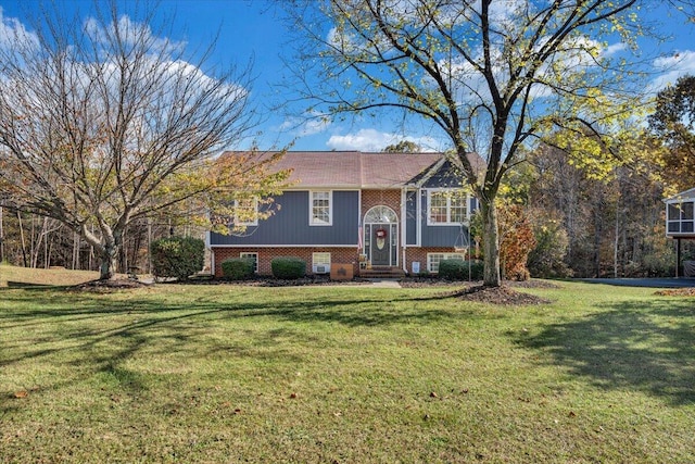 100 Surber Dr, Moneta, VA 24121 - bi-level home featuring brick siding and a front yard