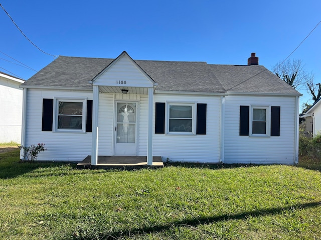 view of front of property featuring a front lawn