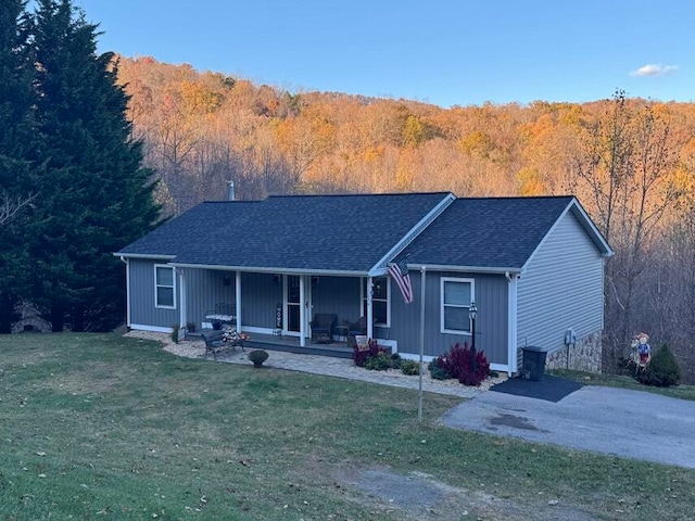 single story home featuring a porch and a front lawn