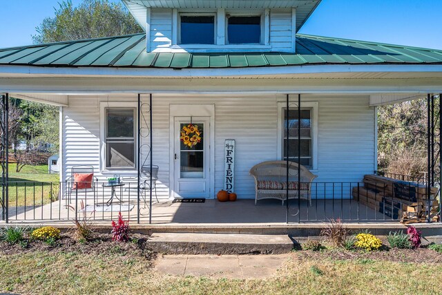 view of front of property featuring a front lawn and covered porch