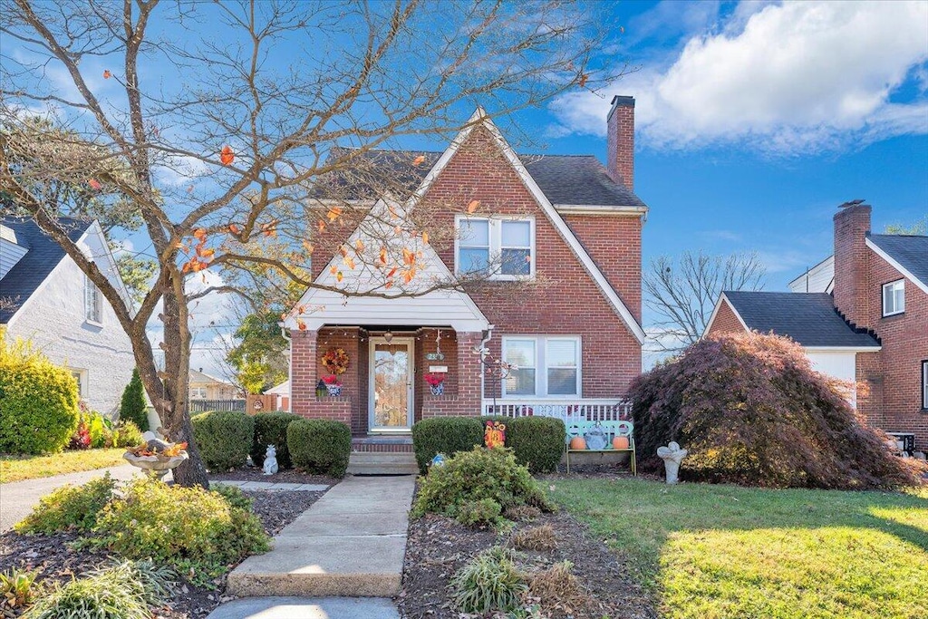 view of front of property with a front yard