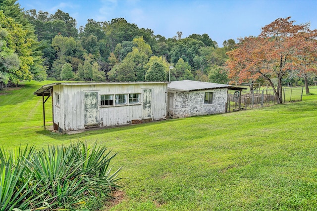 view of front of property featuring an outbuilding and a front yard