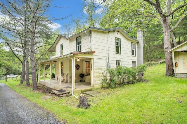 view of front of property featuring a porch and a front yard