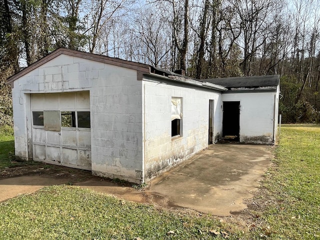 view of outdoor structure featuring a garage and a yard