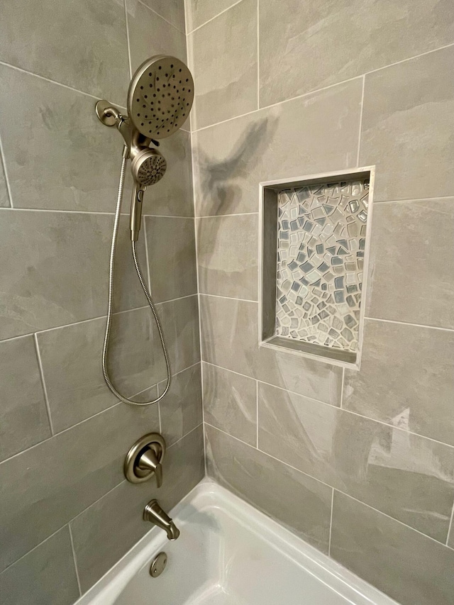 bathroom featuring tiled shower / bath