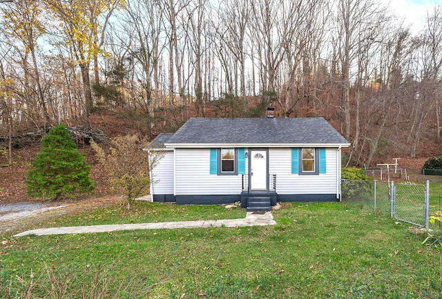 view of front of property featuring a front yard