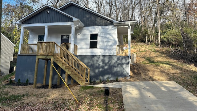 view of front facade with covered porch