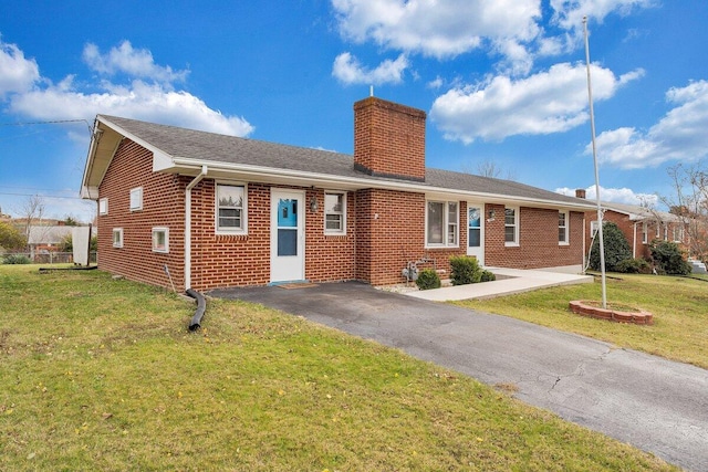 single story home with a front yard