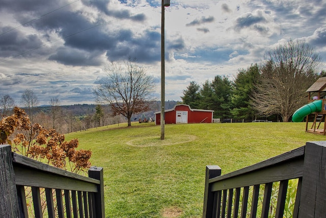 view of yard featuring an outbuilding