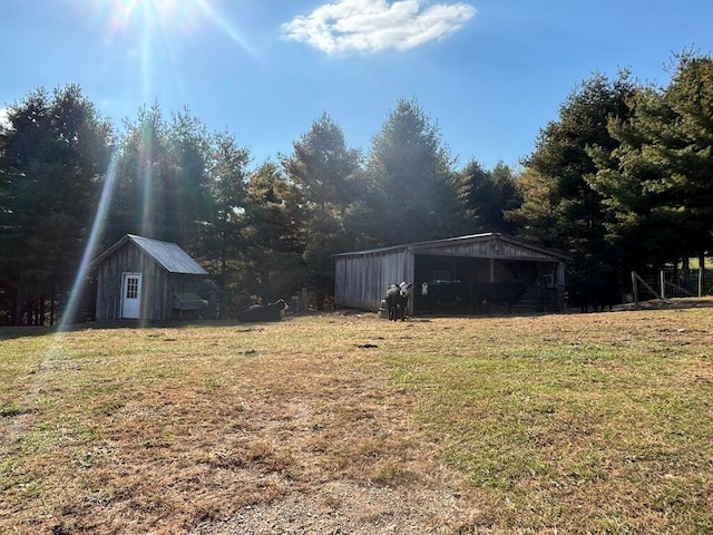 view of yard with an outdoor structure