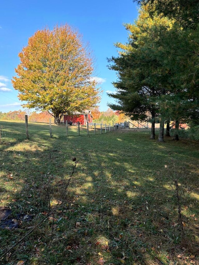 view of yard featuring a rural view