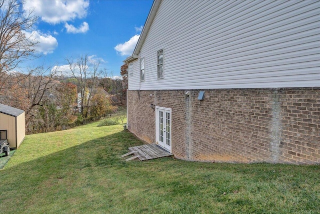 view of side of property featuring a lawn