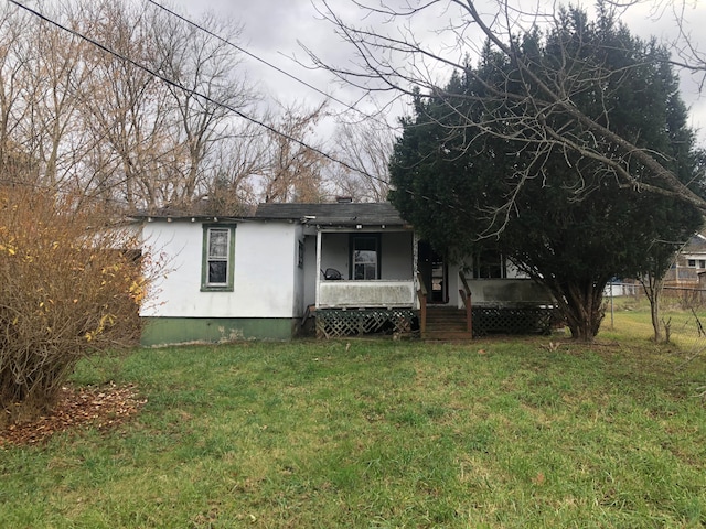 view of front facade with a front lawn