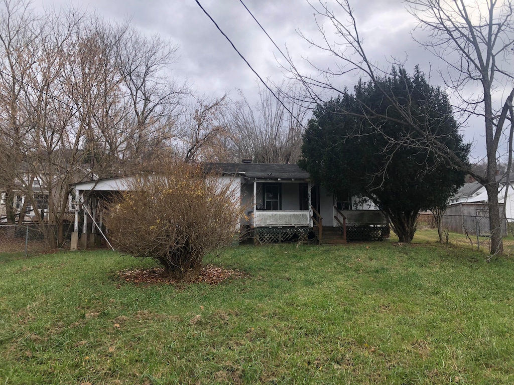 back of house featuring a yard