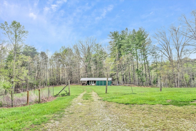 view of yard with an outbuilding