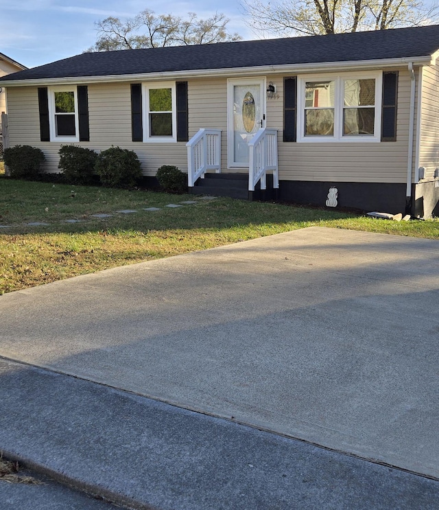 view of front of home featuring a front yard