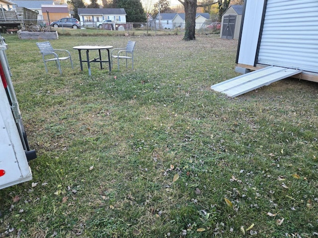 view of yard featuring a shed