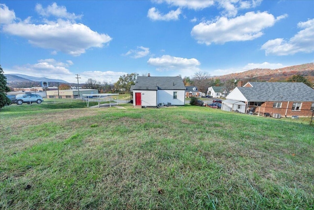 view of yard with a mountain view