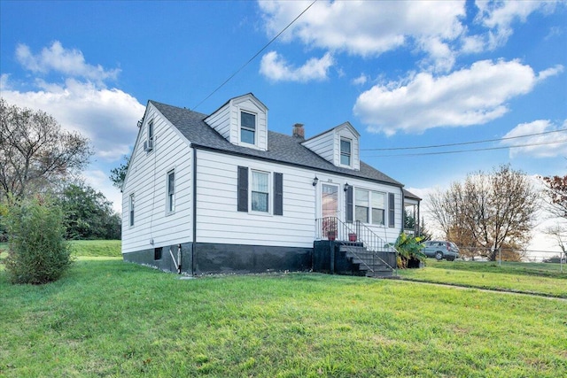 cape cod house featuring a front yard