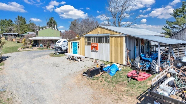 view of pole building featuring dirt driveway