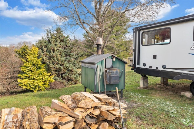 view of yard with an outdoor structure