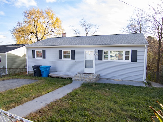 view of front facade featuring a front yard