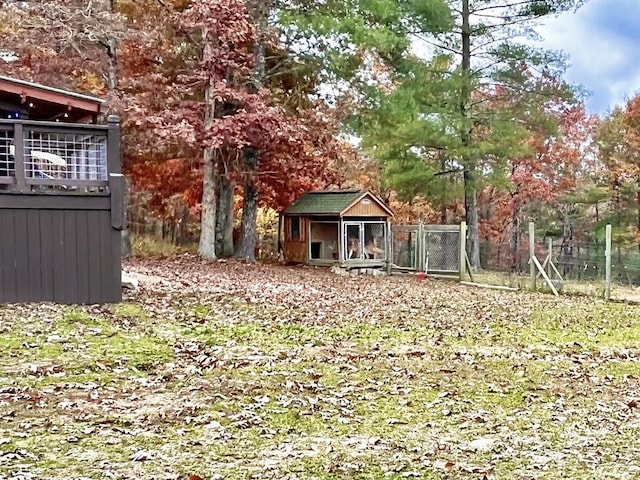 view of yard with an outdoor structure