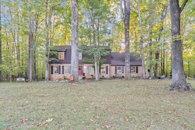 view of front facade with a front yard