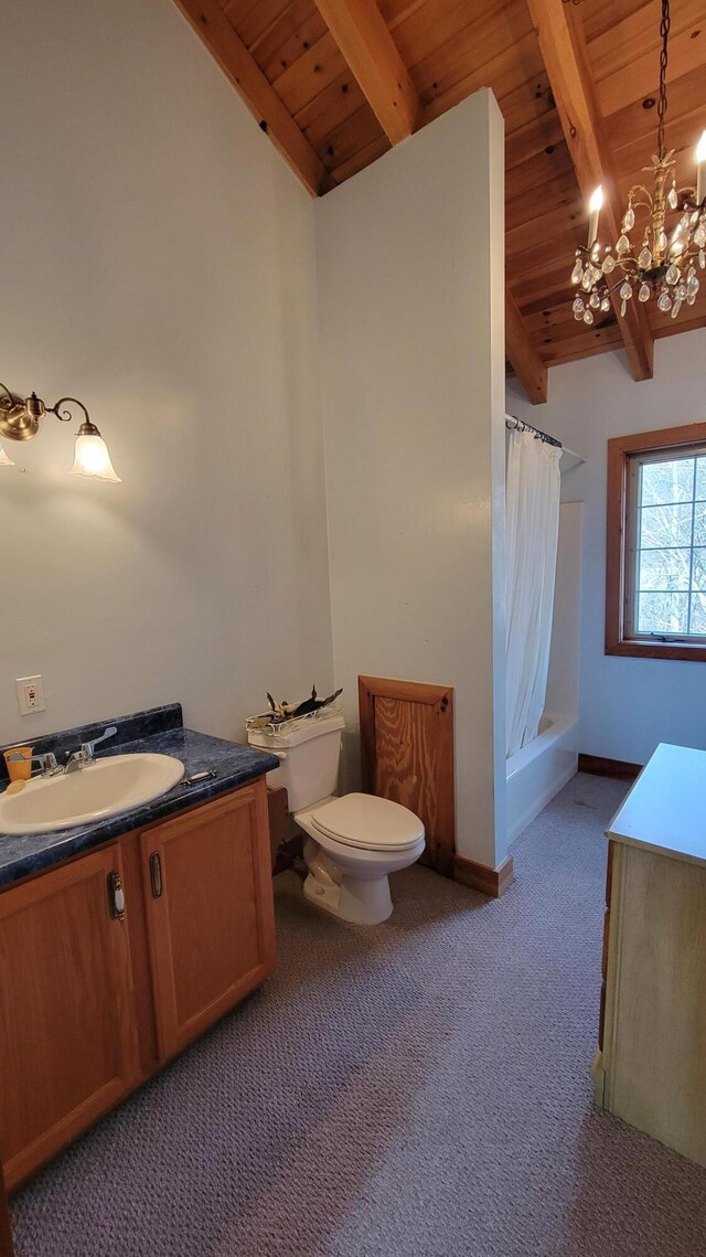 bathroom featuring baseboards, toilet, an inviting chandelier, shower / bath combo with shower curtain, and vanity