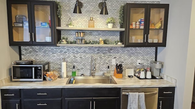 bar with decorative backsplash, stainless steel appliances, and sink