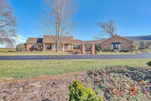 ranch-style house featuring a front lawn