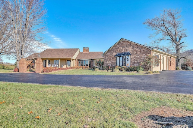 ranch-style home with a front yard