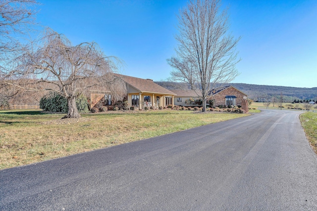 view of front of home featuring a mountain view and a front yard