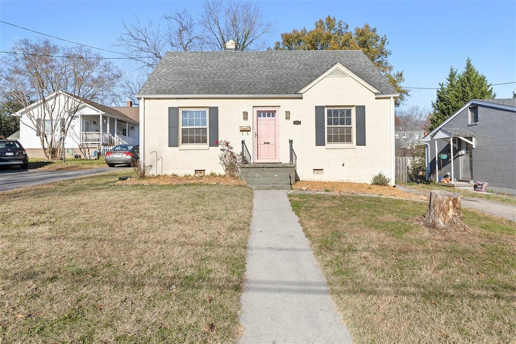 bungalow-style house featuring a front lawn