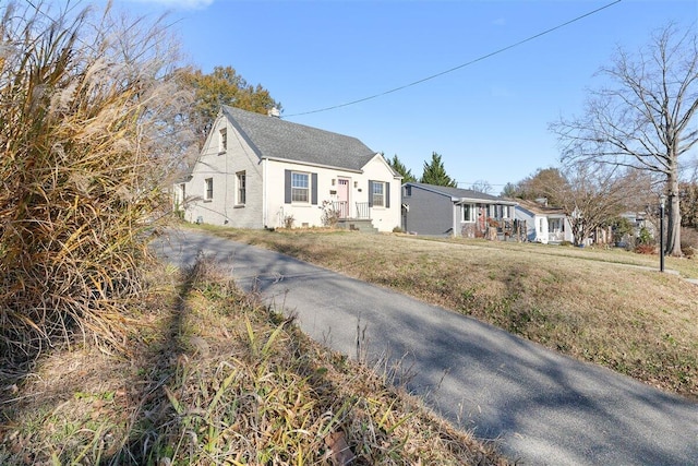 view of front of home with a front lawn