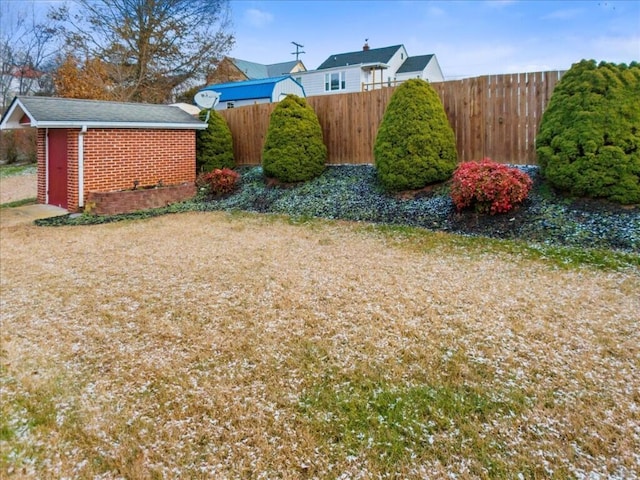 view of yard with a storage unit