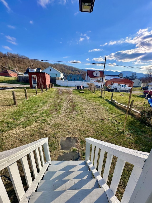 view of yard featuring a mountain view