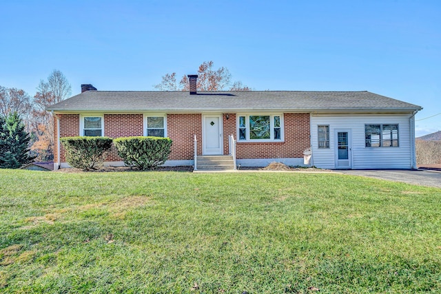 single story home with a front lawn