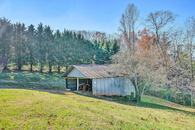 view of yard featuring an outbuilding