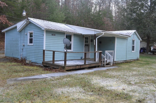 view of front of property featuring covered porch and a front yard