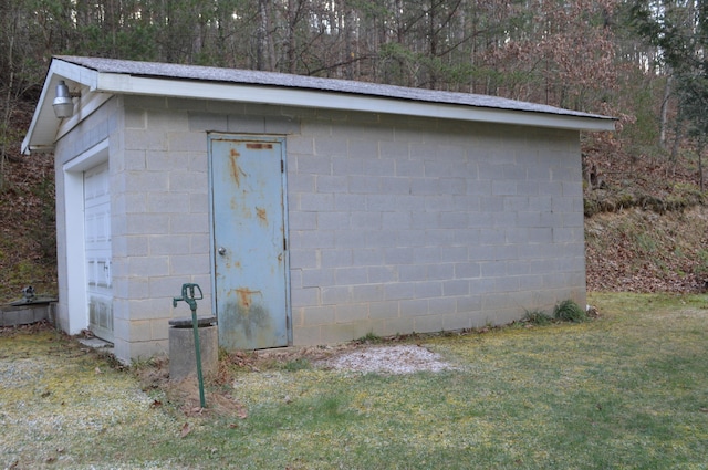 view of outdoor structure with a yard