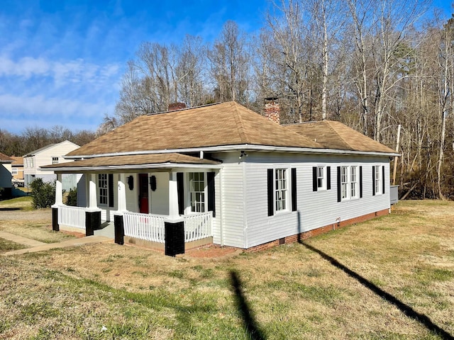 view of front of home featuring a porch and a front yard