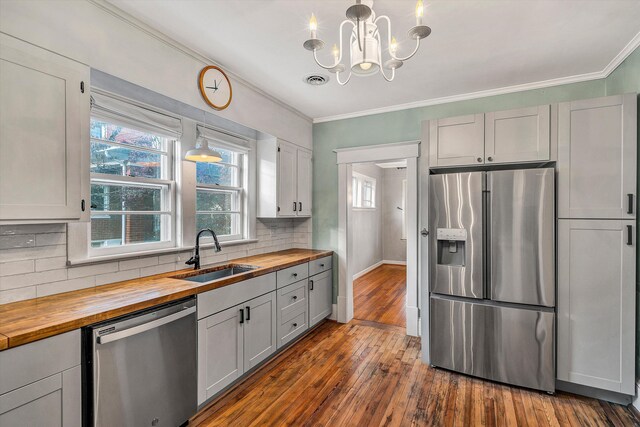 empty room with crown molding and hardwood / wood-style floors