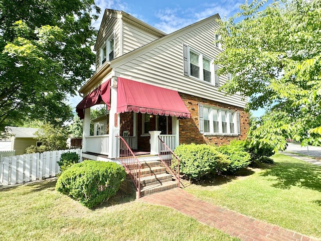 view of front of house featuring a front lawn