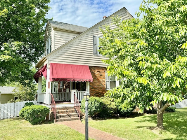 view of front of house featuring a front lawn