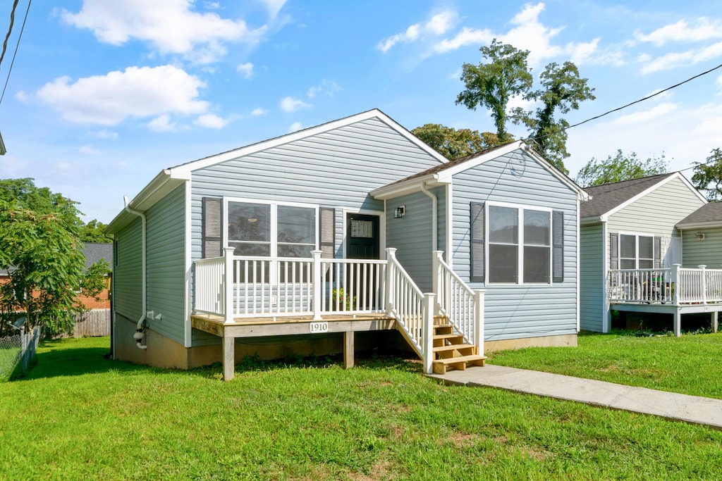 view of front of property featuring a front lawn